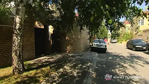 Siyah elbiseli ve çoraplı kızıl saçlı sakso çekiyor ve alıyor
