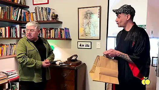 Es sieht so aus, als mag meine frau den lieferboten