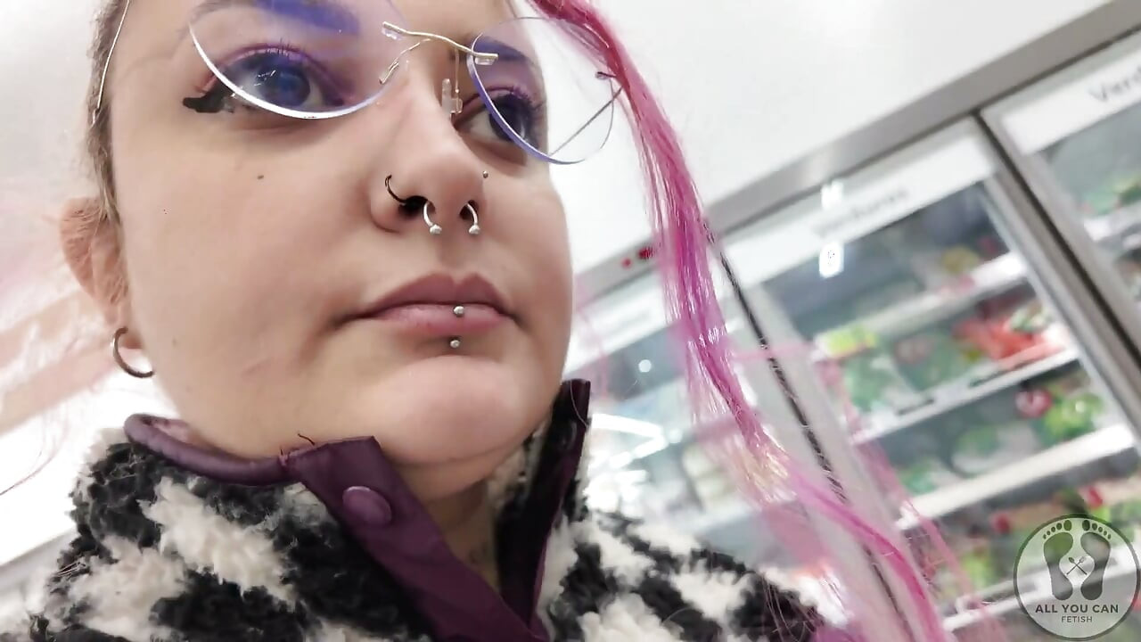 丰满的小妞在超市尴尬的公共展示中打撸管