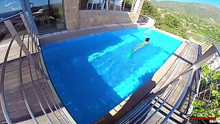 Vedere la persoana 1 la piscină!