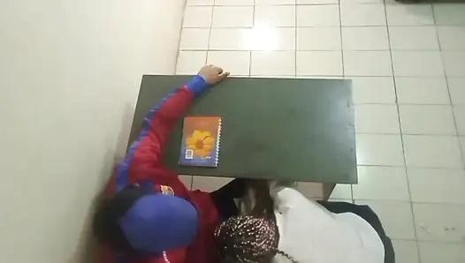 GRUSELIG UND REAL VON EINEM MÄDCHEN, SCHULMÄDCHEN BEIM ARSCH MIT IHREM MATH-LEHRER MITTEN IM KLASSENZIMMER