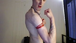 Outro vídeo de Endo onde ele mostra seus bíceps