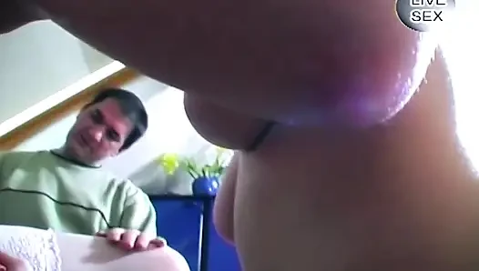 Sarışın yarak emiyor ve sonra kanepede kendini oyuncak yapıyor