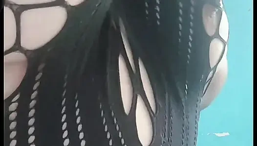 Sieh, wie ich mit mir spiele, mich für dich streichle.