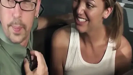 Olgun sarışın orta yaşlı seksi kadın otobüste yarak emiyor ve sert biniyor
