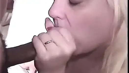 Reife blonde MILF lutscht bbc und wird in sperma durchnässt