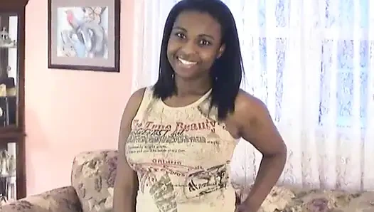 Пухлая черная телочка показывает свою большую задницу