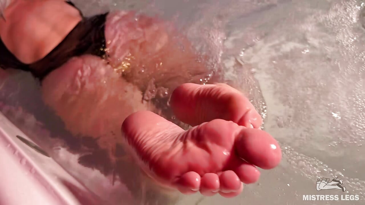Stăpâna tachinează în jacuzzi cu picioarele ridate goale și fundul delicios