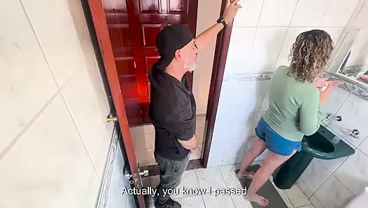 Родственник трется против своей падчерицы в ванной.