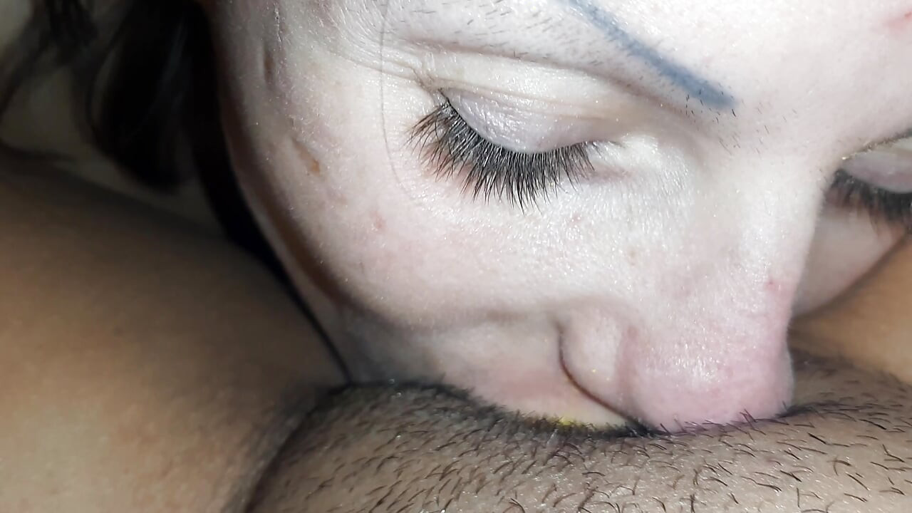 Dejo que mi novia experimente en mi coño