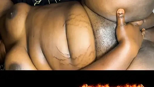 Pijat berminyak berubah menjadi penetrasi memek yang dalam & hot sendirian