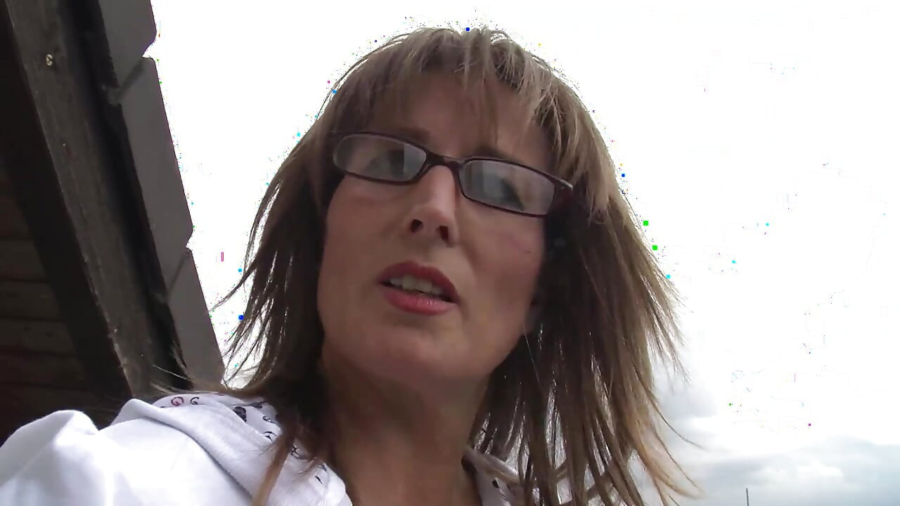 अगर आप मुझे अपनी चूत दिखाते हैं तो मैं आपको रात के खाने के लिए आमंत्रित करता हूं