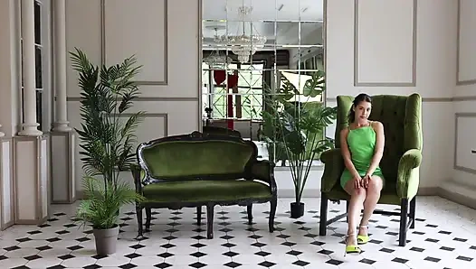 Сапфир в зеленом платье и на каблуках