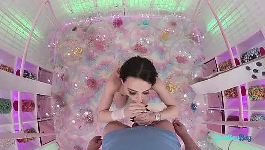 Tatlı üvey kız kardeş Whitney sikimi emmeyi seviyor