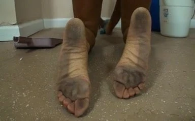 Morena milf limpiando un piso sucio