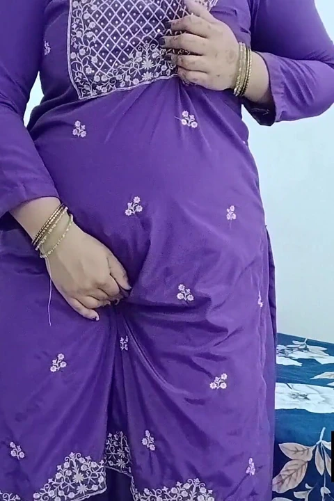 印度继母在两个人独自在家时勾引她的继子