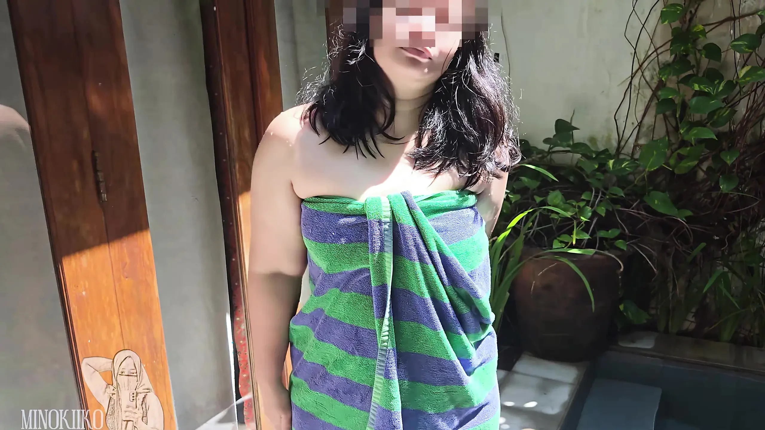 亚洲熟女在民意测验中放松并独自享受巴厘岛 - Minokiiko
