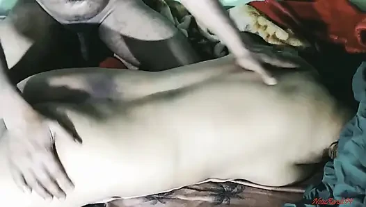 Azgın hintli kadın vücut masajı yapıyor ve sikişiyor