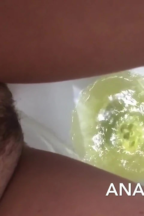 荡妇少女在肯德基马桶里撒尿