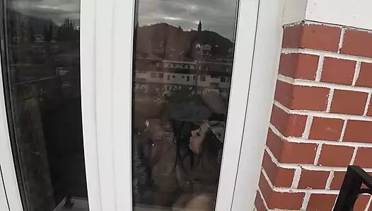 ШЛЮХОВАТЫЙ ЗАЙЧИК ПОЛУЧАЕТ БОЛЬШУЮ МОРКОВКУ В ЕЕ ДЫРКИ!