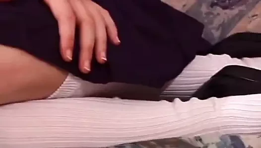 Schlankes blondes teen reitet auf schwanz