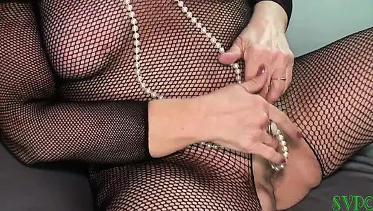 Курящая в цепочке бабушка мастурбирует и позирует