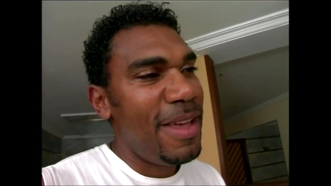 A fiatal lány seggét megbassza és keményen elélvez két hatalmas fasz