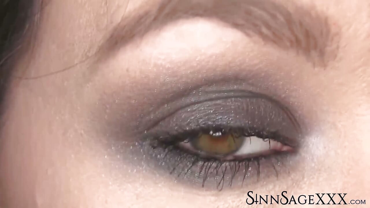 Sinn Sage เน้นตาสีน้ําตาลแดงคนสวยในระยะใกล้เพื่อดูกล้อง
