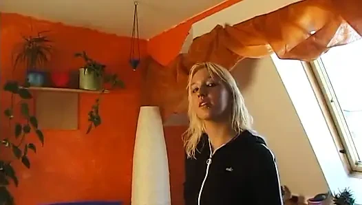 Юная блондинка раздевается и показывает свое тело