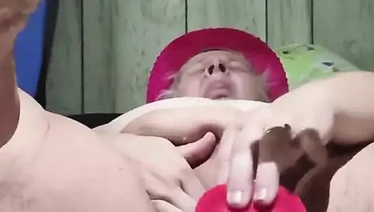 Etrafından dolaşan şey boşalıyor