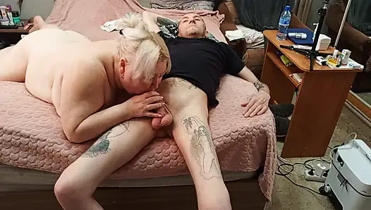 Tetangga memerah pelerku dengan mengisap air maniku