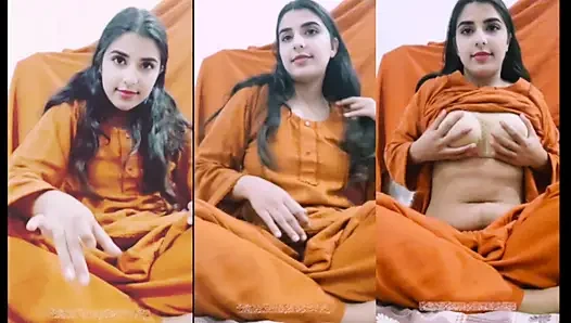 Ateşli kız görüntülü görüşmede erkek arkadaşına amını gösteriyor çevrimiçi seks sohbeti