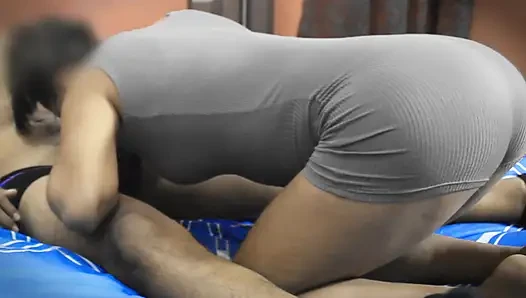 Cowok ini ngentot aku habis-habisan dan bayar uang sewa rumah Cowok ini crot di dalam memekku