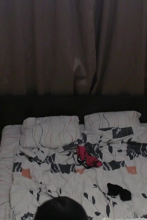 一个年轻的亚洲女孩认为她一个人在家