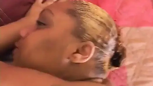 Sevimli zenci ateşli alize büyük bir yarak yatakta domaltarak sikini sikerken zevkle inliyor