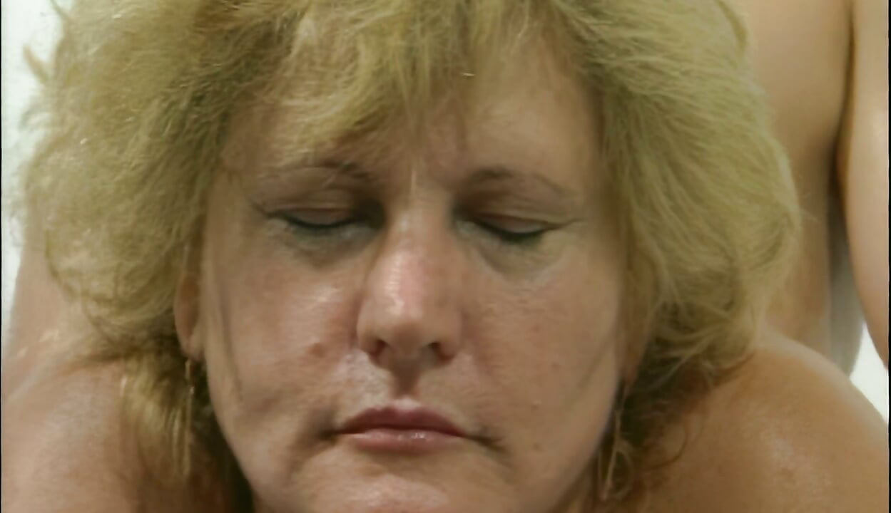 Abuela rubia madura chupa polla y luego se la follan a fondo