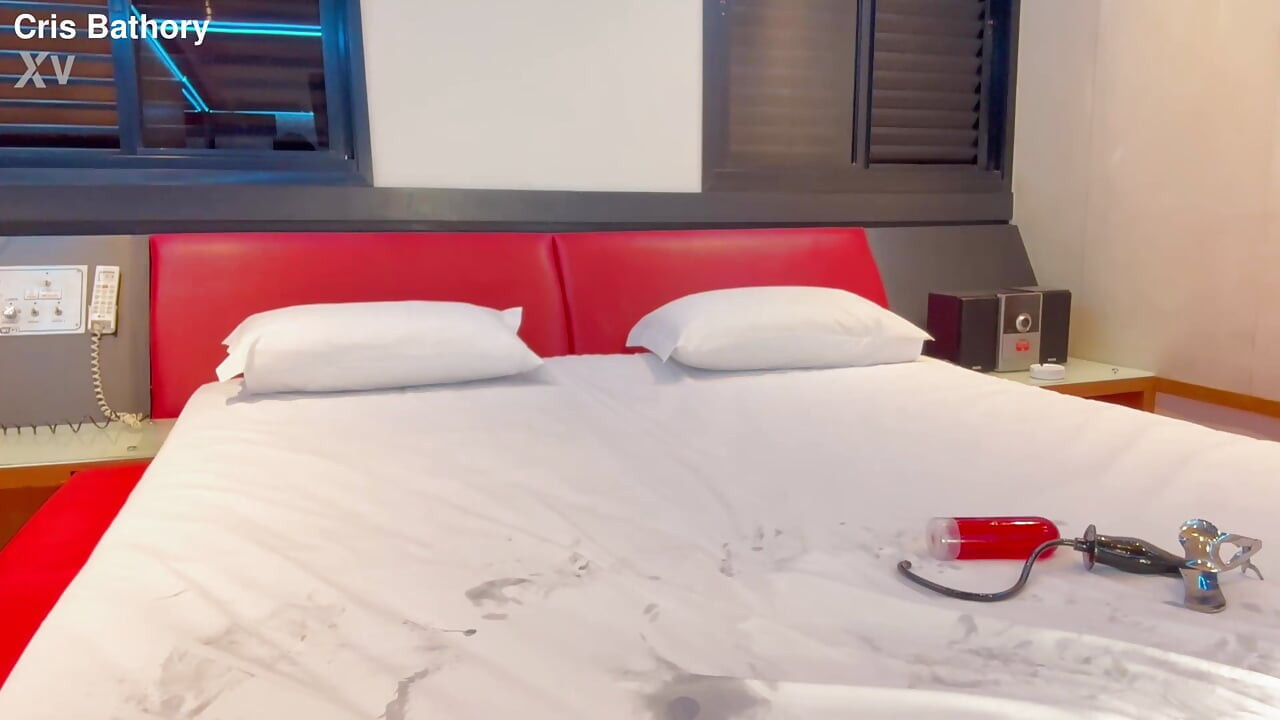 Wytatuowana MILF smaruje ciało olejkiem i masturbuje się aż do wytrysku