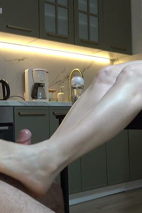 Labă Sexy Cu Picioarele De Servitoare Și Multă Spermă Pe Picioarele Ei