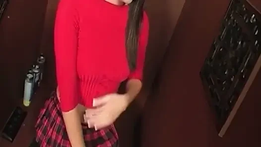 Esmer orta yaşlı seksi kadın amcığını açıyor ve delikten çıkan yarağı emiyor