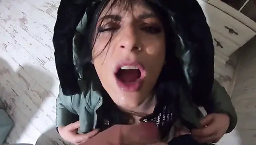 Enger jumpsuit, pelzige stiefel & schmutziger halsfick mit einem spermalecken-finish