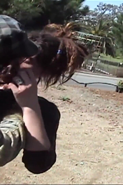 Une jeune pute mignonne se fait baiser à la campagne