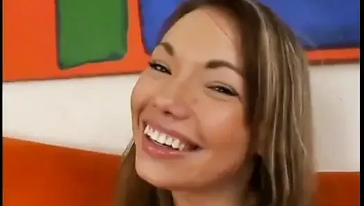 Cewek terangsang menikmati memberikan blowie yang bagus untuk kontol keras