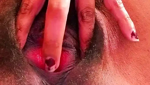 Genç sürtük kendisiyle oynuyor