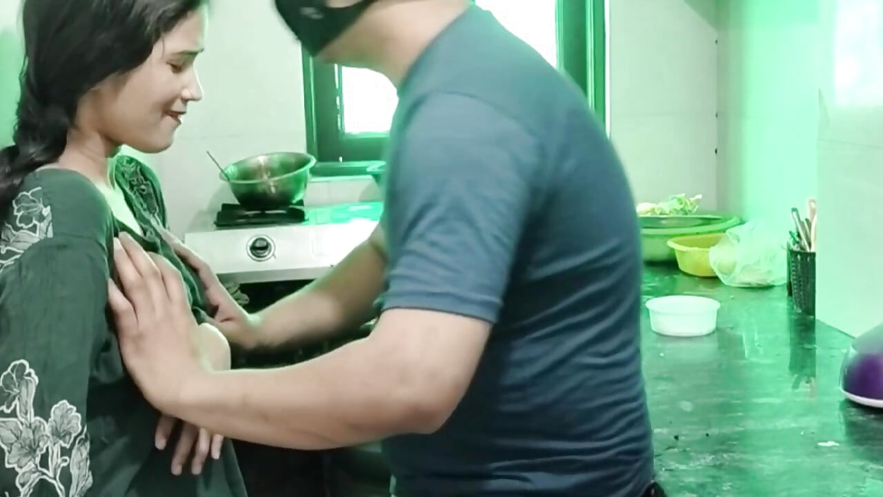 Bhabhi ko kichen me jakar jabar dasti pela