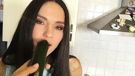 Русская крошка Nataly Gold использует огурец, чтобы ебать ее желаемую пизду