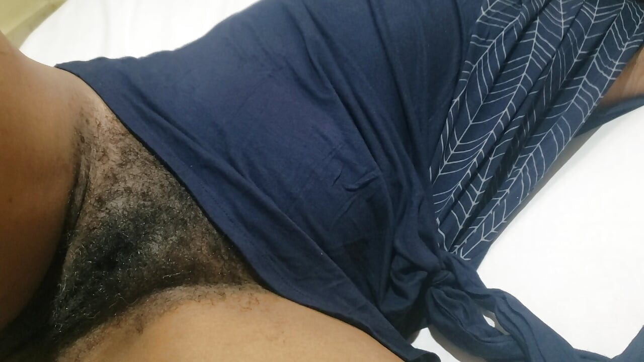 Hemliga midnatt begär av en äldre kvinna när hon låter sin orakade mogna muff retas