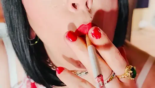 Sigara içen kraliçen Tina Snua'nın sigara içme talimatları. Benimle sigara - sallayarak sürüklenen snap inhales