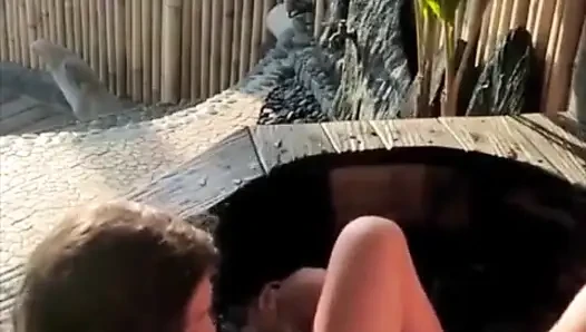 Fick junges paar veranda im freien