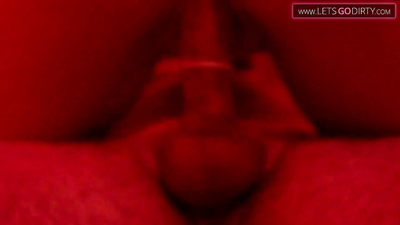 Chica caliente chupa semen de polla después de chuparlo y montarlo duro