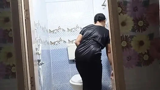 Istri hot India dientot habis-habisan saat lagi mandi di kamar mandi